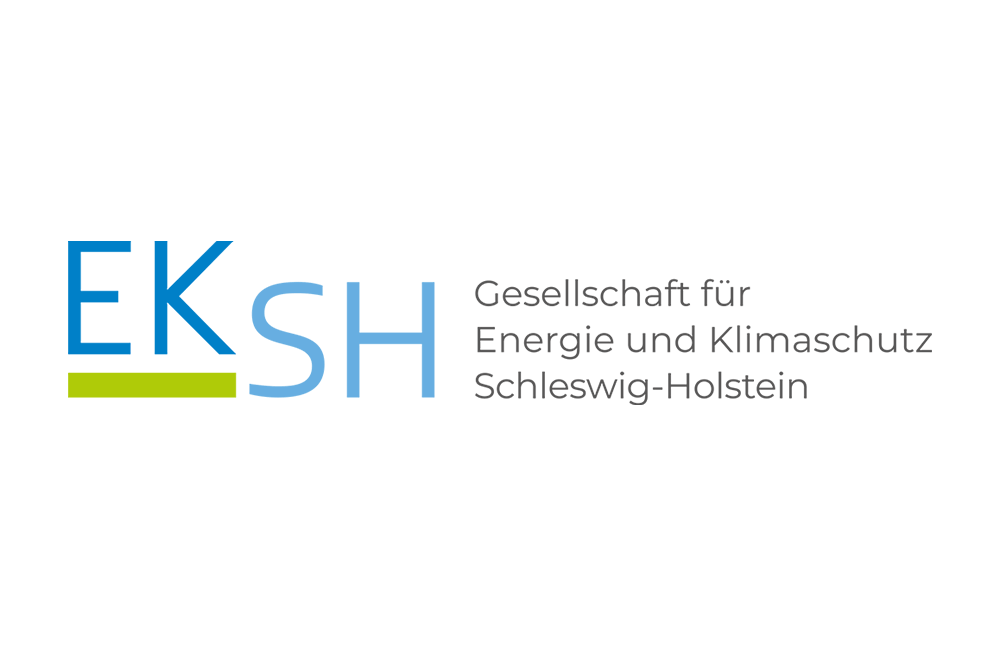 Das Bild zeigt das Logo der Gesellschaft für Energie und Klimaschutz Schleswig-Holstein (EKSH). Der Hintergrund ist weiß. Links steht in großen Buchstaben "EKSH", wobei "EK" blau und "SH" hellblau ist. Rechts der vollständige Name der Organisation.