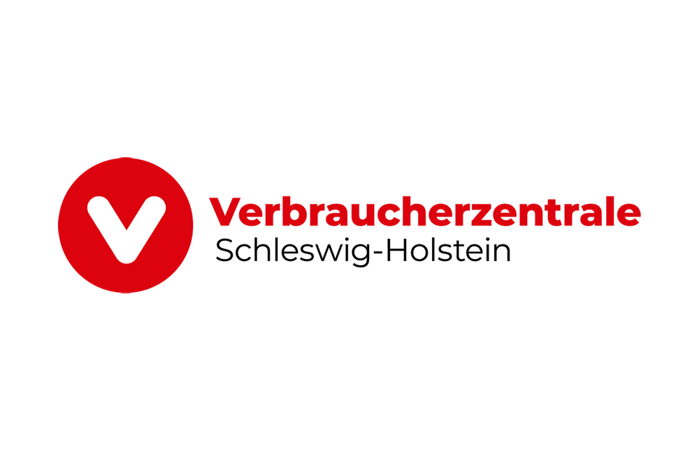 Ein roter Kreis mit einem weißen Häkchen links und daneben der Text „Verbraucherzentrale Schleswig-Holstein“ in roter und schwarzer Schrift auf weißem Hintergrund.