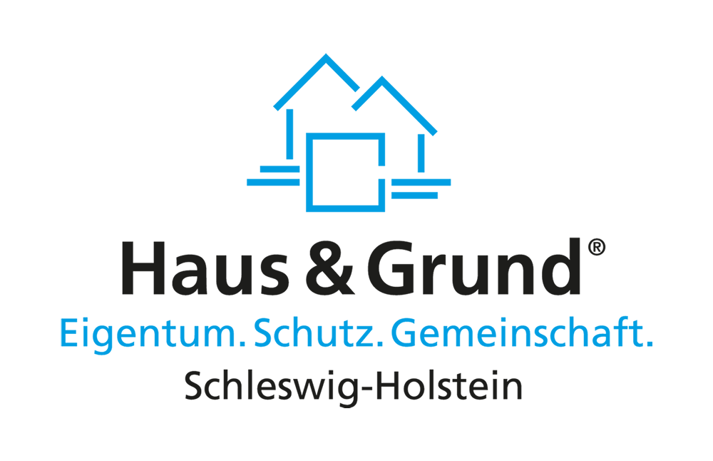 Ein blaues Symbol zeigt ein stilisiertes Haus mit einem Quadrat darunter. Darunter steht der Text: "Haus & Grund® Eigentum. Schutz. Gemeinschaft. Schleswig-Holstein" in Schwarz und Blau.