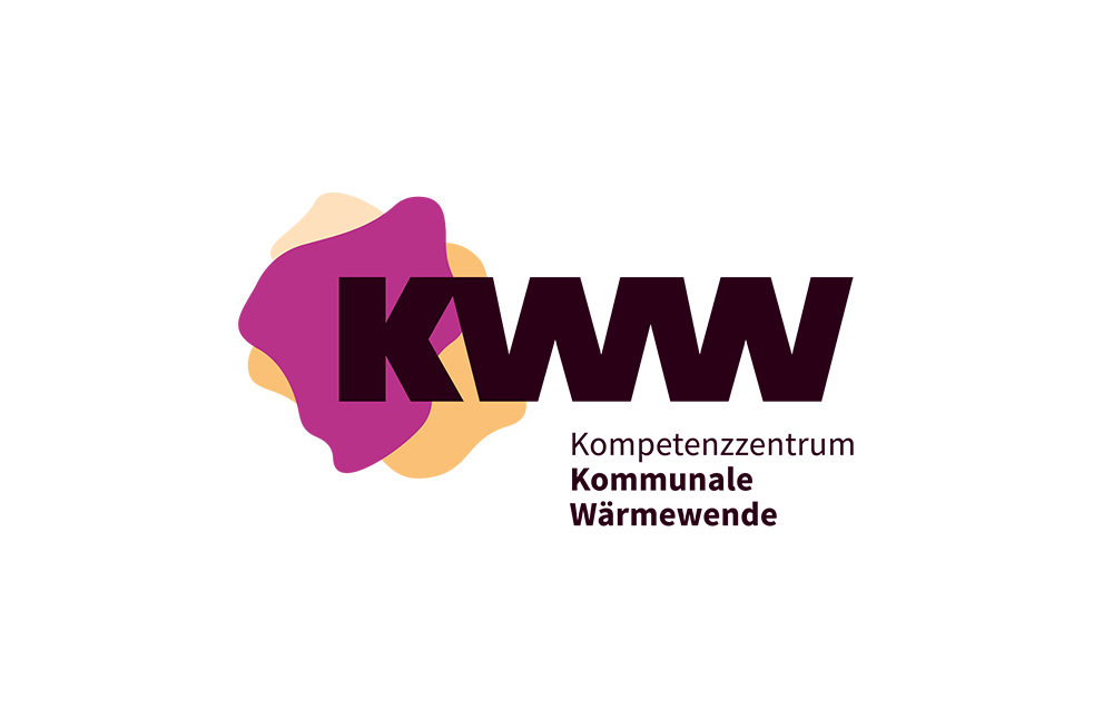 Logo mit den Buchstaben "KWW" in dunkelrot vor einer stilisierten pink-orangefarbenen Form. Darunter stehen die Worte "Kompetenzzentrum Kommunale Wärmewende" in dunkler und roter Schrift. Hintergrund ist weiß.