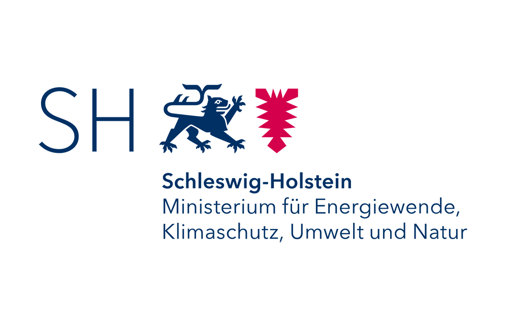 Logo des Ministeriums für Energiewende, Klimaschutz, Umwelt und Natur Schleswig-Holstein. Links stehen die Buchstaben "SH", rechts ein blaues Wappen mit einem Löwen und ein roter stilisierter Baum. Darunter der Ministeriumsname.