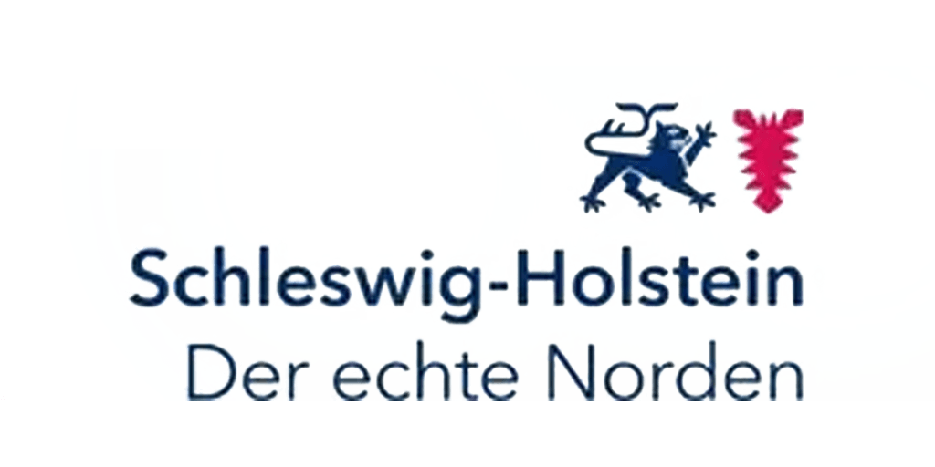 Ein Logo mit zwei Wappen: links ein blauer Löwe auf weißem Hintergrund, rechts ein rotes Nesselblatt auf weißem Hintergrund. Darunter der Text „Schleswig-Holstein Der echte Norden“.