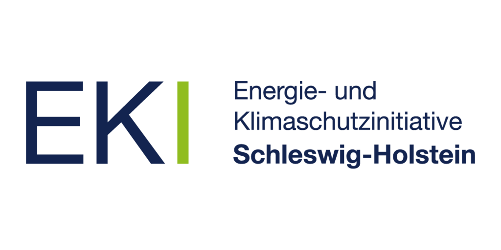 Logo der Energie- und Klimaschutzinitiative Schleswig-Holstein. Links stehen die Buchstaben "EKI" in Blau, mit einem grünen Strich für das "I". Rechts daneben steht der vollständige Name in zwei Zeilen, ebenfalls in Blau.