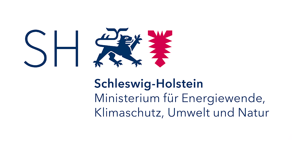 Logo des Ministeriums für Energiewende, Klimaschutz, Umwelt und Natur in Schleswig-Holstein. Links befinden sich die Buchstaben "SH", daneben ein stilisierter Löwe und Sparrenbalken. Darunter steht der Ministeriumstitel.