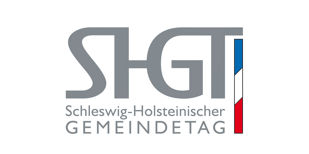 Logo mit den großen Buchstaben "SHGT" in Grau. Darunter steht "Schleswig-Holsteinischer Gemeindetag". Rechts ist ein vertikaler Streifen in den Farben Blau, Weiß und Rot.