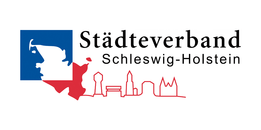 Eine stilisierte Karte von Schleswig-Holstein ist links in Blau und Rot dargestellt. Der Text "Städteverband Schleswig-Holstein" steht daneben. Unten sind rote Umrisse von Gebäuden einer Stadt zu sehen. Der Hintergrund ist weiß.